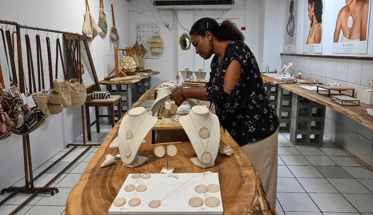 <p>Bengkel butik di Port Moresby menampung sekelompok wanita yang berspesialisasi dalam menenun bahan tanaman dengan rumit ke dalam tas yang dikenal sebagai bilum, simbol kebanggaan Pribumi. (ADEK BERRY/AFP)</p>