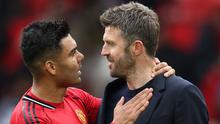 Manajer interim Manchester United, Michael Carrick (kanan), dan Casemiro. (Darren Staples / AFP)