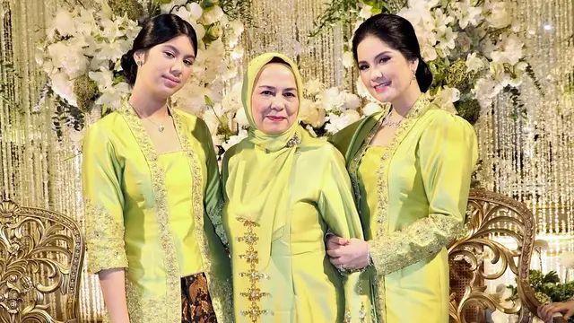 Penampilan Senada Almira Yudhoyono dan Sang Ibu