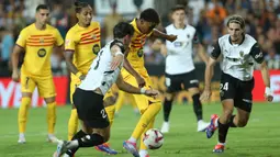 Berlaga di stadion Mestalla, Barcelona berhasil menang 2-1. (AP Photo/Alberto Saiz)