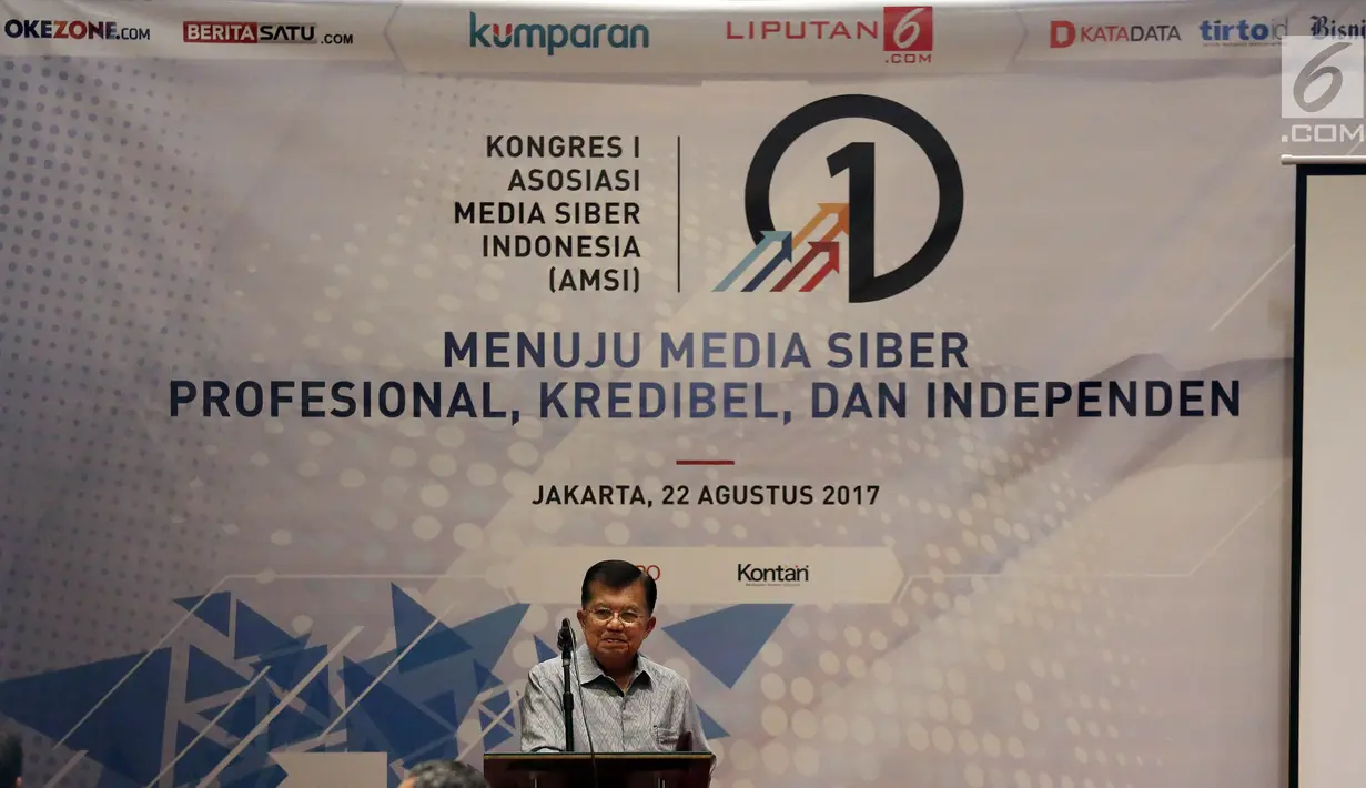 Wakil Presiden Jusuf Kalla memberikan sambutan saat membuka kongres pertama Asosiasi Media Siber Indonesia (AMSI) di Jakarta, Selasa (22/8). Kongres AMSI dijadwalkan dihadiri perwakilan dari seluruh provinsi di Indonesia. (Liputan6.com/Johan Tallo)