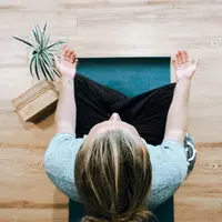 Ilustrasi Seorang Melakukan Meditasi Demi Mendaptkan Hari Senin yang Baik. ( Credit: Unsplas/KaterinaMay)