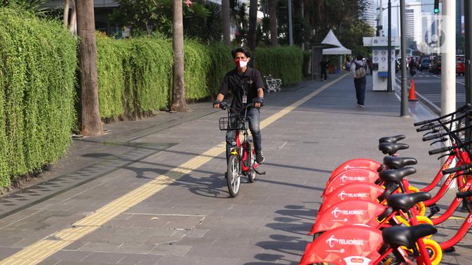 Petugas melakukan pengecekan sepeda untuk layanan bike sharing atau penyewaan sepeda di Kawasan Jakarta, Jumat (3/7/2020). Layanan bike sharing yang bertujuan untuk mengurangi penggunaan kendaraan bermotor ini terbagi dalam 6 titik lokasi di Jakarta. (Liputan6.com/Angga Yuniar)