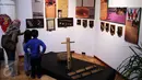 Seorang pengunjung mengajak anaknya melihat Pameran dan Gelar Dolanan Nusantara di Bentara Budaya Jakarta, Jumat (24/2). Pameran bertema tema "Menyelami Kegairahan Masa Kecil" ini berlangsung pada 22-28 Februari 2017. (Liputan6.com/Johan Tallo)