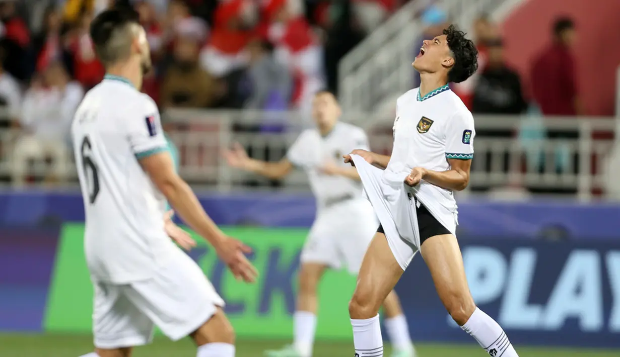 Marselino Ferdinan nyaris mencetak gol dari jarak jauh di menit ke-89. Manfaatkan umpan Hokky, tendangan Marselino masih mengenai bek Vietnam. (AP Photo/Hussein Sayed)