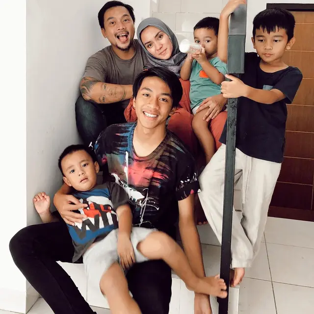 6 Transformasi Enno Lerian, dari Penyanyi Cilik Sampai Cantik Berhijab