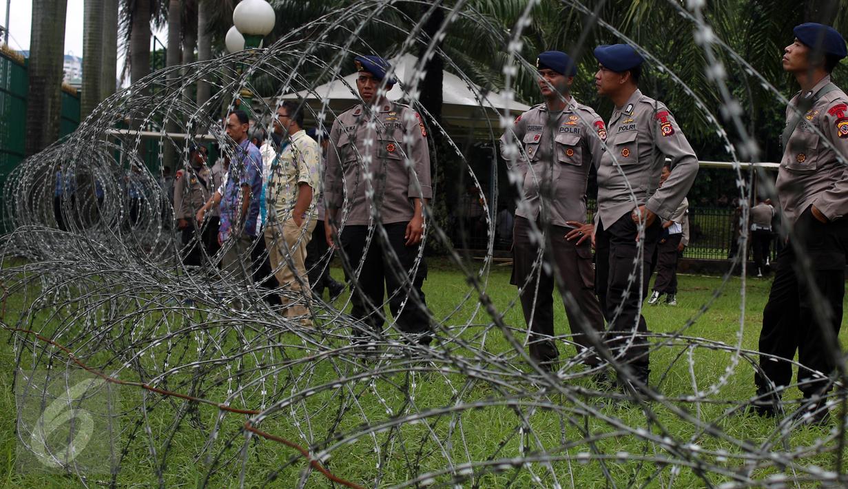  Aparat kepolisian berjaga saat berlangsungnya Aksi 212 - Jilid 2 di Kompleks Parlemen, Senayan, Jakarta, Senin (20/2). Kurang lebih 10 ribu Pasukan Prajurit Gabungan TNI-Polri di terjunkan saat Aksi tersebut. (Liputan6.com/Johan Tallo)