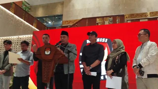 Ketua Komisi Pemilihan Umum (KPU) RI Mochammad Afifuddin saat konferensi pers di Gedung KPU Jakarta.
