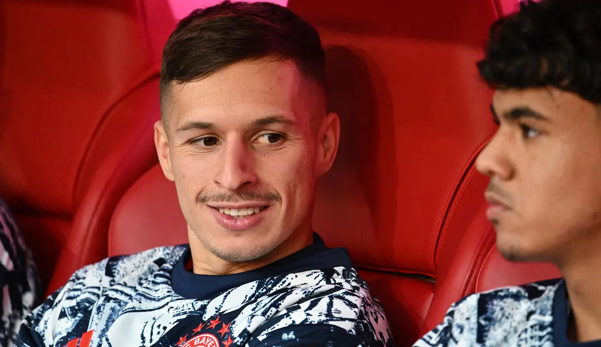Bryan Zaragoza baru saja didatangkan Bayern Munchen dari Granada pada bursa transfer musim dingin 2023/2024 dengan nilai transfer 13 juta euro yang rencananya baru akan bermain untuk Die Rotten pada awal musim 2024/2025. Namun akibat keadaan darurat dengan cederanya Kingsley Coman, ia akan langsung bermain pada sisa musim ini dengan status pinjaman senilai 4 juta euro. Bersama Granada yang telah dibelanya sejak 2021/2022 ia belum mendapatkan satu pun gelar juara liga. (AFP/Lukas Barth)