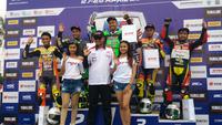 Tommy Richard Orlando naik podium pertama untuk kelas RX King Tune Up ajang Yamaha Cup Race (YCR) 2019 seri Boyolali, Minggu (28/4/2019). (Bola.com/Vincentius Atmaja)