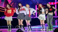 Grup K-pop Korea Selatan, STAYC, tampil dalam konser K-pop sebagai bagian dari Seoul Festa 2023, di stadion Jamsil di Seoul, pada 30 April 2023. (ANTHONY WALLACE/AFP)