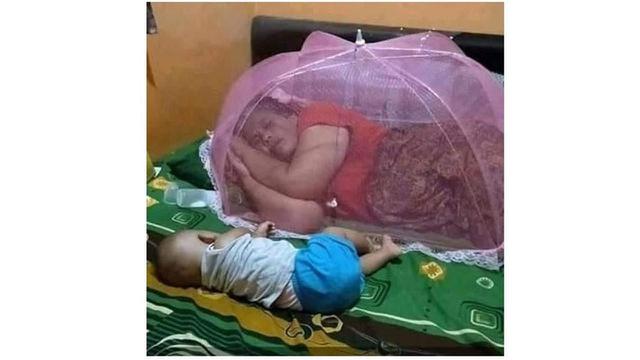 6 Kelakuan Kocak Ibu-Ibu Terlalu Santai Asuh Anak Ini Bikin Geregetan