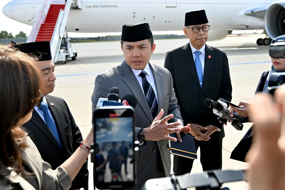 Sekretaris Kabinet (Seskab) Teddy Indra Wijaya di Bandar Udara Orly Paris, Prancis, Selasa (15/7/2025).