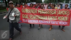 Massa Serikat Perjuangan Rakyat Indonesia (SPRI) membentangkan spanduk saat menggelar unjuk rasa di Balai Kota DKI Jakarta, Kamis (3/11). Mereka menolak penggusuran terhadap rakyat miskin dan menuntut penurunan harga sembako. (Liputan6.com/Faizal Fanani)