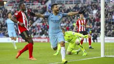 Sergio Aguero membuka keunggulan bagi Manchester City menit ke 42' setelah tembakannya merobek jala Sunderland pada lanjutan Premier League di Stadium of Light, Sunderland, (5/3/2017). Manchester City menang 2-0.  (Owen Humphreys/PA via AP)