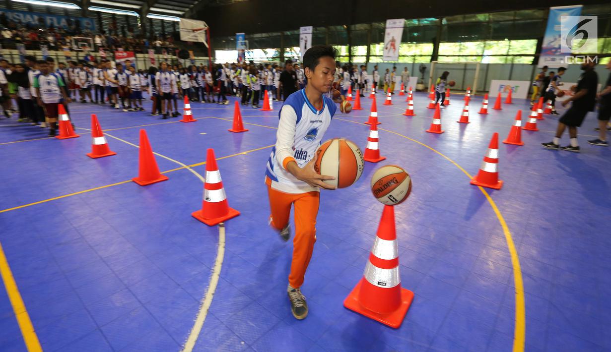 Remaja putra mendribble bola basket pada program Junior NBA Indonesia di Cilandak, Jakarta, Sabtu (24/3). Program ini meliputi serangkaian school clinic dan selection camp pada 21 Juli. (Liputan6.com/Fery Pradolo)