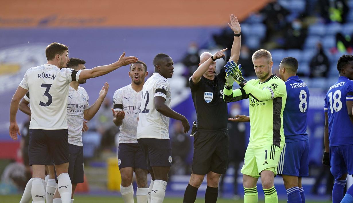 Fernandinho berhasil menjebol gawang Leicester di menit ke-5 dengan tendangan dari luar kotak penalti. Namun, gol itu dianulir karena Sergio Aguero dianggap offside. (Foto: AFP/Pool/Tim Keeton)