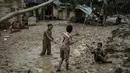 Banjir bandang ini disebut sebagai salah satu yang terbesar dalam beberapa dekade terakhir. Tampak dalam foto, anak-anak bermain di tanah berlumpur di Babo, Aceh Tamiang, pada Senin 15 Desember 2025. (Yasuyoshi CHIBA/AFP)