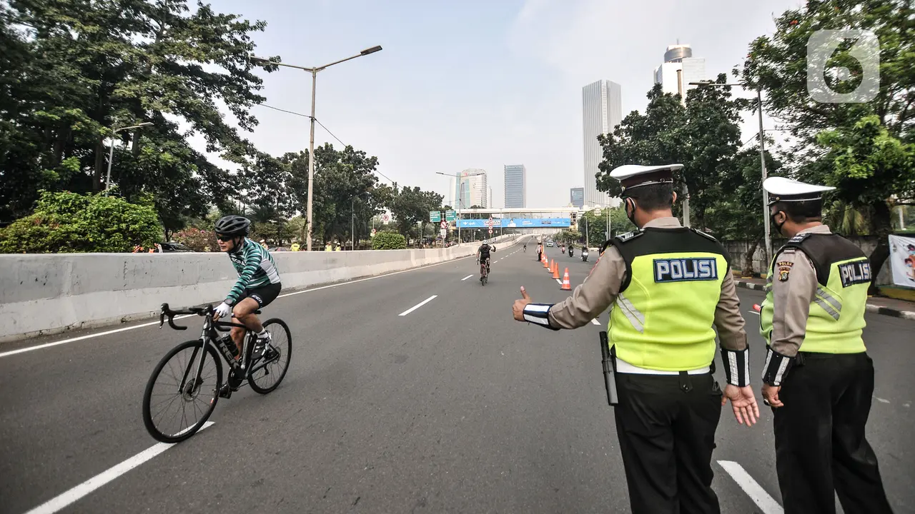 Antusias Uji Coba Lintasan Sepeda Balap di JLNT Kampung Melayu-Tanah Abang