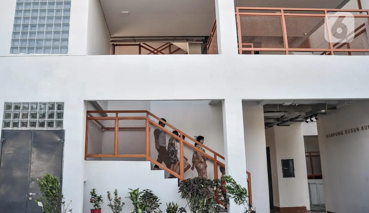 Aktivitas warga Kampung Susun Kunir, Pinangsia, Tamansari, Jakarta Barat, Minggu (11/9/2022). Kampung susun ini terdiri dari tiga lantai. (merdeka.com/Iqbal S. Nugroho)