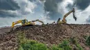 Foto udara menunjukkan tim penyelamat menggunakan alat berat untuk mencari korban longsor di Tempat Pembuangan Sampah Terpadu (TPST) Bantargebang, Kota Bekasi, Jawa Barat, pada Senin 9 Maret 2026. Longsor di Tempat Pembuangan Sampah Terpadu (TPST) Bantargebang, Kota Bekasi, Jawa Barat, kembali terjadi dan kali ini menelan korban jiwa. (BAY ISMOYO/AFP)