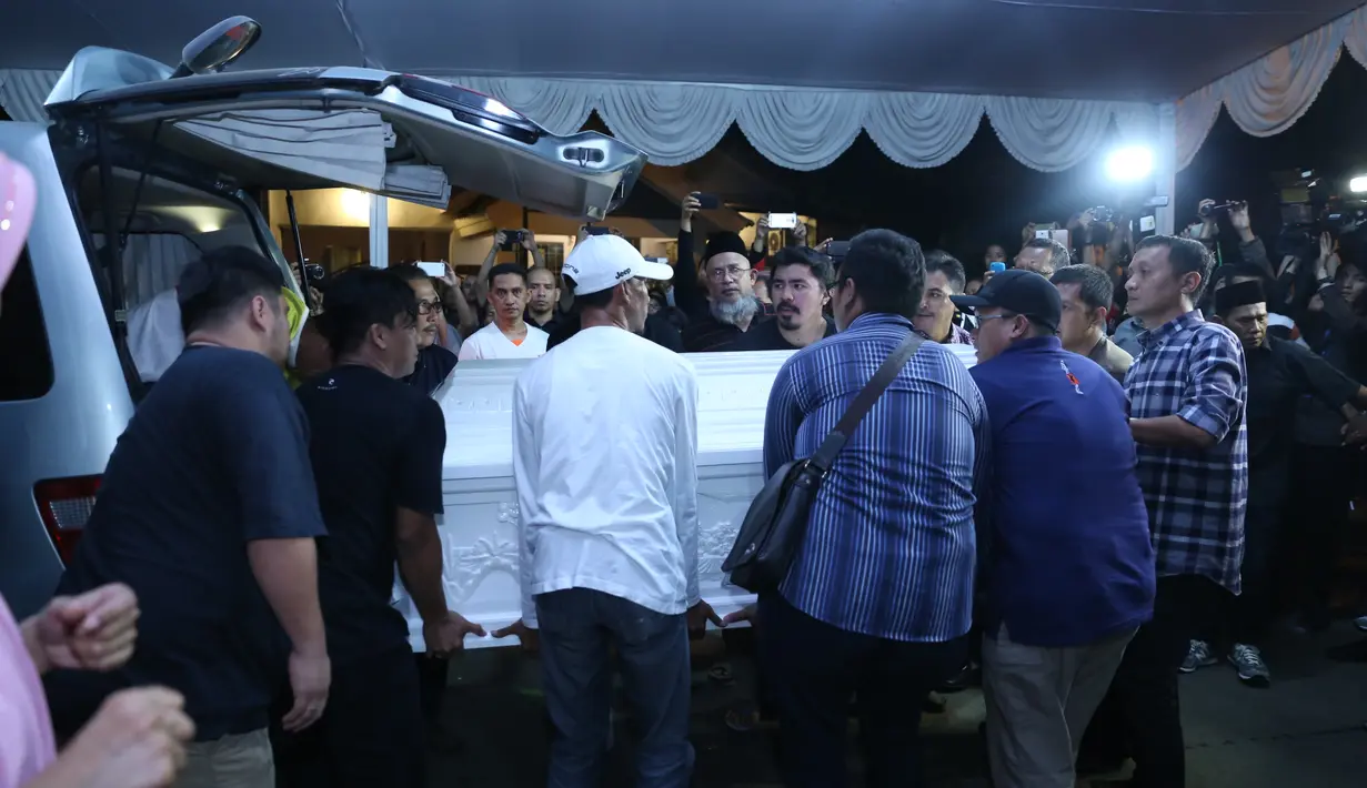 Seperti yang di informasikan oleh pihak manajemen Mike Mohede, penyanyi berparas manis itu menghembuskan nafas terakhir karena serangan jantung. di RS Premiere Bintaro, Jakarta Selatan, Minggu (31/7/2016) pukul 18.02 WIB. (Nurwahyunan/Bintang.com)