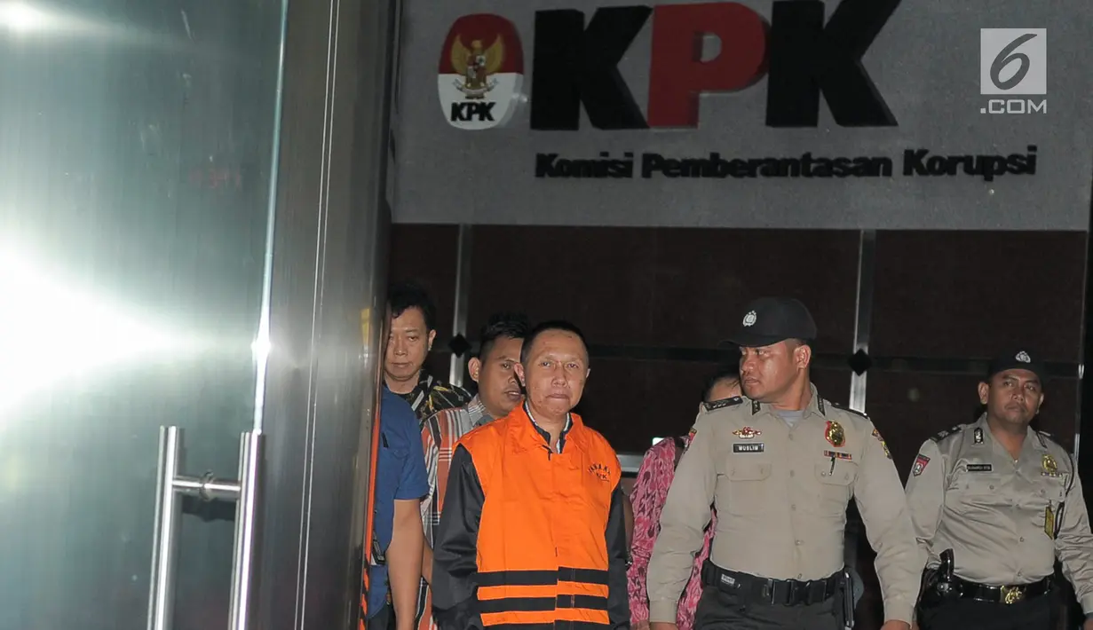 Kajari Pamekasan Rudi Indra Prasetya keluar meninggalkan gedung usai diperiksa KPK di gedung KPK, Jakarta, Kamis (3/8). Rudi Indra Prasetya diperiksa KPK karena diduga menerima suap terkait pengelolaan dana desa. (Liputan6.com/Yoppy Renato)