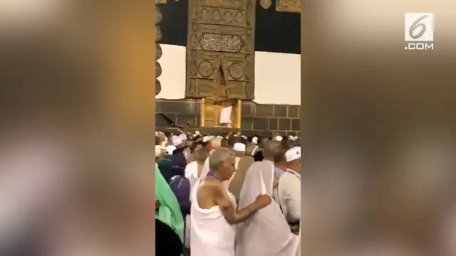 Beredar video seorang pria membuka paksa pintu Kabah di Masjidil Haram. Namun, saat berusahanya belum berhasil, kain ihram pria tersebut terlepas.