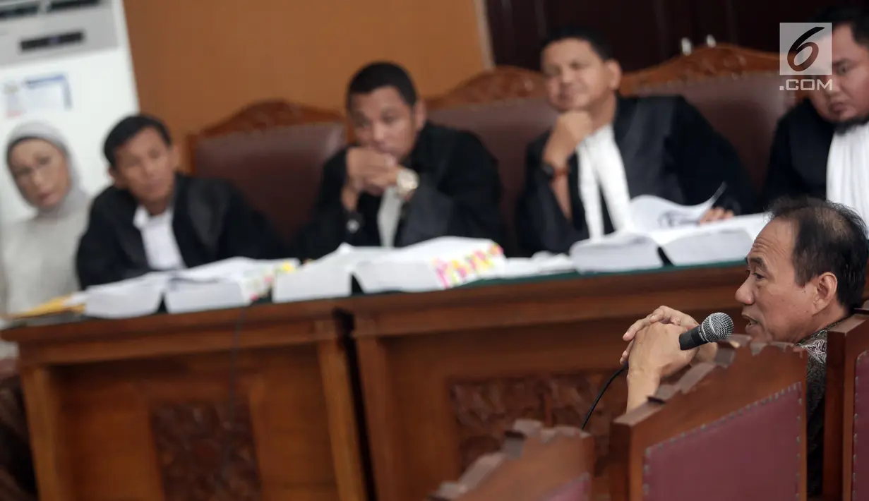 Ahli Bahasa Dr Wahyu Wibowo memberikan keterangan saat sidang kasus dugaan penyebaran berita bohong atau hoaks dengan terdakwa Ratna Sarumpaet di PN Jakarta Selatan, Jakarta, Kamis (25/4). Sidang tersebut dengan agenda pemeriksaan saksi ahli yang dihadirkan oleh JPU. (Liputan6.com/Herman Zakharia)