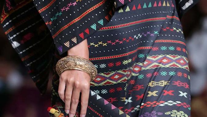  Ulos  Batak  Di Tangan GHEA Fashion Fimela com