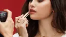 Photoshoot luar biasa Selena Gomez dengan makeup bernuansa merah bata. Lipstik merah menyempurnakan keseluruhan penampilan Selena Gomez di foto ini. [Foto: Instagram/selenagomez]