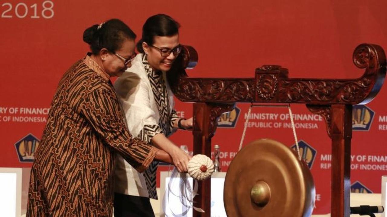 Menteri Keuangan, Sri Mulyani dan Menteri Pemberdayaan Perempuan dan Perlindungan Anak, Yohana Yembise memberikan keynote speech dalam acara Voyage to Indonesia’s Seminar on Women’s Participation for Economic Inclusiveness di Surabaya, Kamis (2/8/2018).