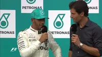 Pebalap Mercedes, Lewis Hamilton, mengaku sengaja tidak ngotot mencoba menyalip Max Verstappen karena sadar mobilnya tak punya kecepatan yang cukup. (Twitter/@F1)
