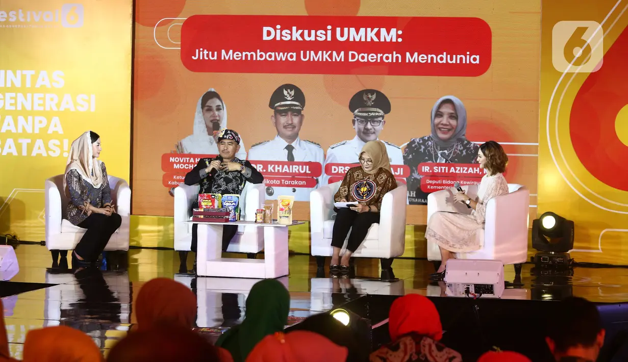 Ketua DEKRANASDA Kabupaten Trenggalek Novita Hardini Mochamad, Walikota Tarakan DR. Khairul, dan Deputi Bidang Kewirausahaan Kemnkop UKM Siti Azizah saat diskusi dalam Festival 6 di Jakarta, Sabtu (8/7/2023). (Liputan6.com/Angga Yuniar)