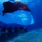 Dalam rangka memperingati HUT ke-72 RI, Polda Bali mengibarkan bendera merah putih ukuran 5x10 meter di bawah laut di perairan Crystal Bay, Nusa Penida, Bali. (Liputan6.com/Dewi Divianta)