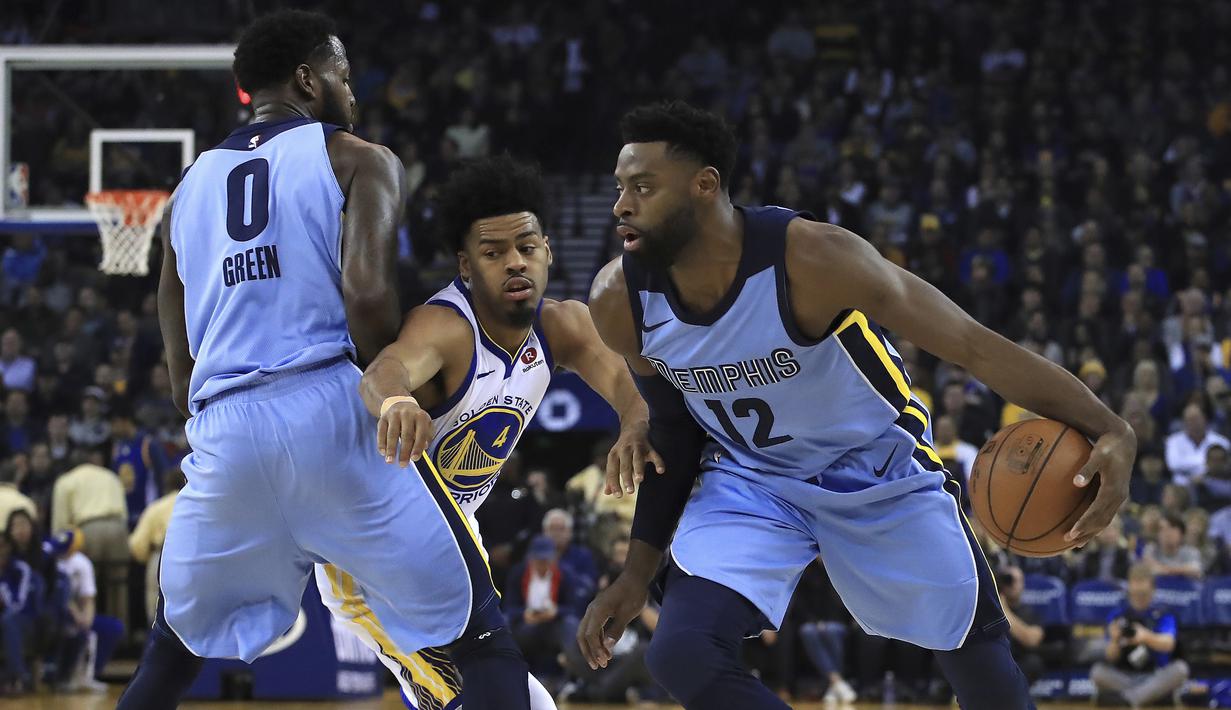 Pemain Memphis Grizzlies, Tyreke Evans (kanan) melewati adangan pemain Golden State Warriors, Quinn Cook (tengah) pada laga NBA basketball games di ORACLE Arena, Oakland (20/12/2017). Warriors menang 97-84. (AP/Ben Margot)