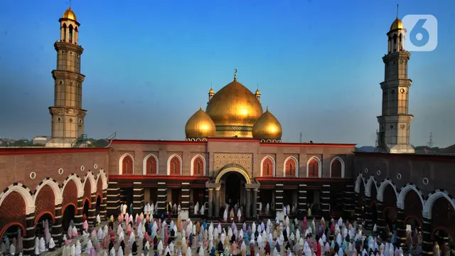 Suasana Sholat Idul Fitri di Masjid Kubah Emas