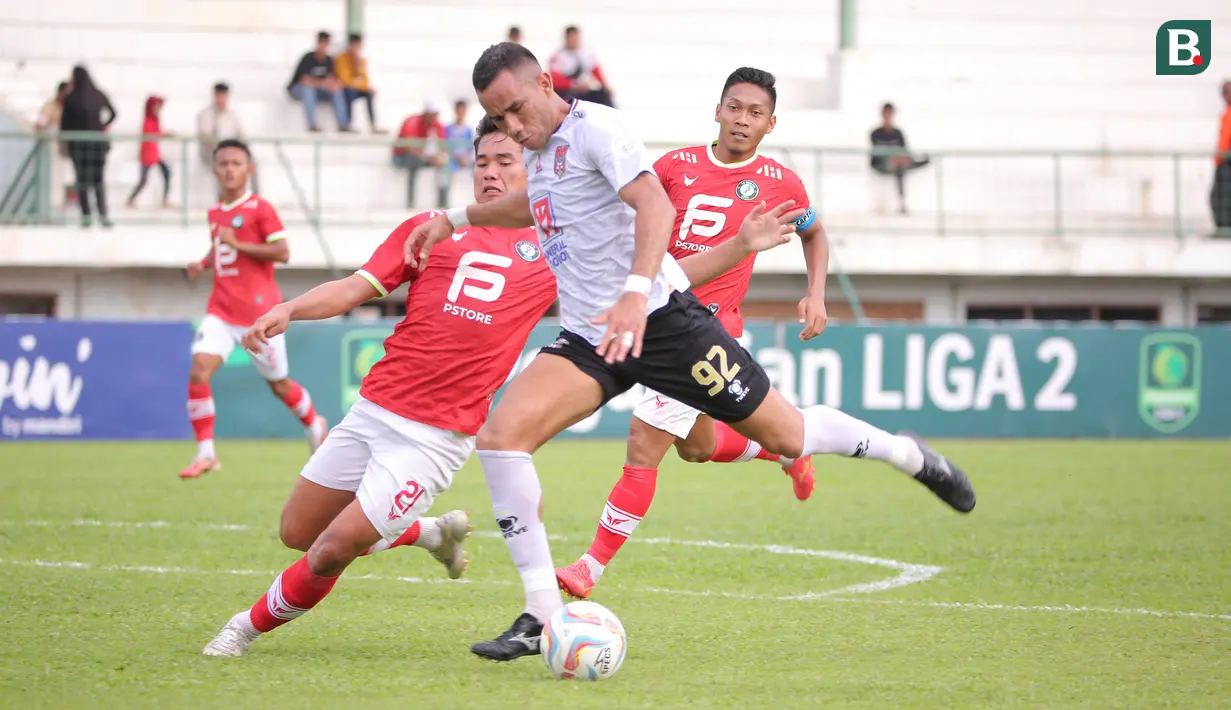 <p>Pemain Malut United, Jose Wilkson (tengah) melepaskan tendangan yang berusaha diblok pemain FC Bekasi City, Aditia Gigis pada laga ketiga Grup Y babak 12 besar Pegadaian Liga 2 2023/2024 di Stadion Singaperbangsa, Karawang, Kamis (18/1/2024). (Bola.com/M Iqbal Ichsan)</p>