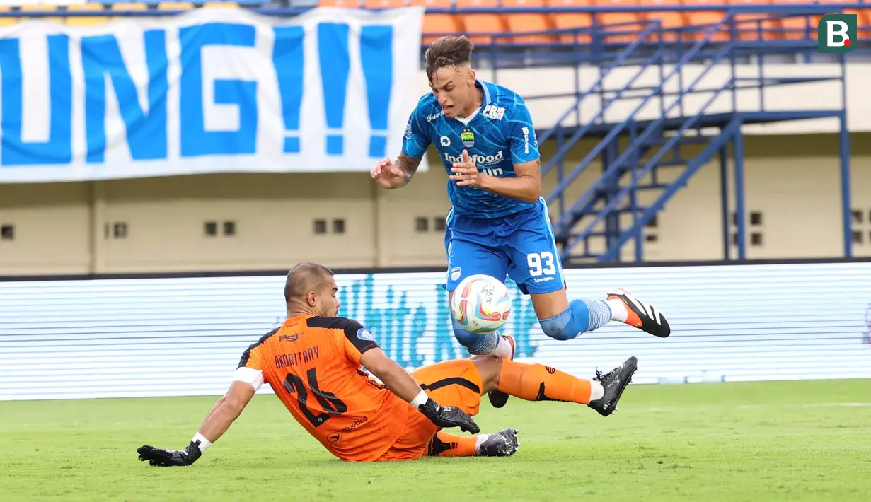 <p>Kiper Persija Jakarta, Andritany Ardhiyasa berusaha menghalau bola di dalam kotak penalti dari ancaman pemain Persib Bandung, Stefano Beltrame pada laga pekan ke-28 BRI Liga 1 2023/2024 di Stadion Si Jalak Harupat, Soreang, Kabupaten Bandung, Sabtu (9/3/2024). (Bola.com/M Iqbal Ichsan)</p>