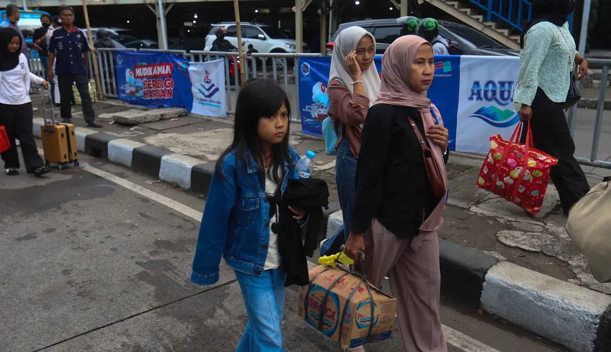 Gelombang pertama puncak arus balik Lebaran akan terjadi pada Rabu 25 Maret 2026 pagi. Tampak dalam foto, penumpang bus Antar Kota Antar Provinsi (AKAP) saat tiba di Terminal Kampung Rambutan, Jakarta Timur, Rabu (25/3/2026). (Kapanlagi.com/Budy Santoso)