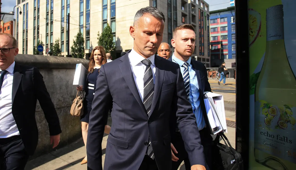 Ryan Giggs meninggalkan Pengadilan Mahkota Manchester Minshull Street, di Manchester (8/8/2022). Pelatih berusia 48 tahun, yang hingga saat ini menjabat sebagai pelatih tim nasional Wales, mengaku tidak bersalah atas dakwaan yang diancam hukuman penjara maksimal lima tahun. (AFP/Lindsey Parnaby)