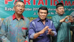 Ketua Umum Partai Islam Damai Aman (Idaman) Rhoma Irama (kanan) berpose sambil memperlihatkan bentuk hati, Jakarta, Senin (14/10/2015). Partai Idaman akan dideklarasikan pada 1 Muharram (14 Oktober 2015). (Liputan6.com/Johan Tallo)