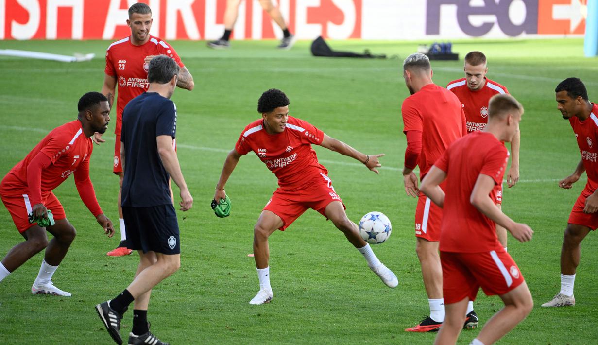 Pemain Antwerp FC, Anthony Valencia, saat sesi latihan jelang laga Liga Champions di Estadi Olimpic Lluis Companys, Barcelona, Senin (19/9/2023). Antwerp FC akan berhadapan dengan Barca. (AFP/Josep Lago)