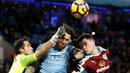 Kiper Manchester City, Claudio Bravo, berusaha membuang bola saat melawan Burnley pada laga Liga Inggris di Stadion Etihad, Inggris, Senin (2/1/2017). City menang 2-1 atas Burnley. (AP/Martin Rickett)