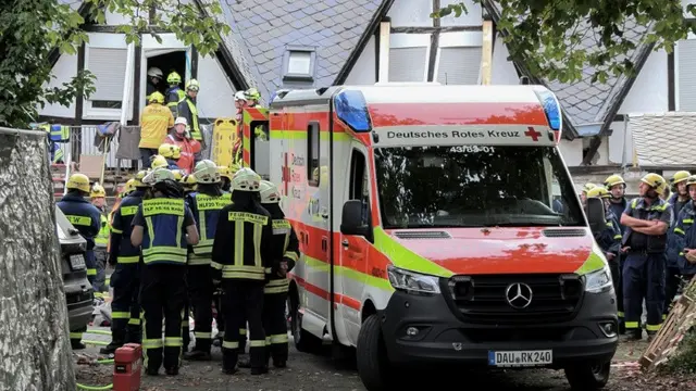 Petugas penyelamat di area hotel ambruk di Desa Kröv, Jerman. (AFP)