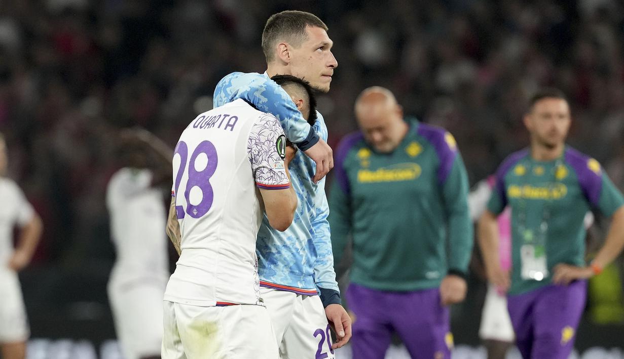 Reaksi kecewa striker Fiorentina, Andrea Belotti (kanan) dan Lucas Martinez Quarta setelah timnya kalah 0-1 dari Olympiakos pada laga final Europa Conference League 2023/2024 di OPAP Arena, Athena, Yunani, Rabu (29/5/2024). (AP Photo/Petros Giannakouris)