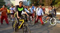 Dalam perjalanan pulang, Presiden Jokowi berganti aktivitas dengan bersepeda menuju Lapangan Monas, Jakarta, Minggu (2/11/2014). (Rumgapres/Agus Suparto)  