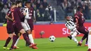 Pemain Juventus, Douglas Costa 2kanan) melepaskan tembakan ke gawang Barcelona pada laga grup D Liga Champions di Allianz Stadium, Turin, (22/11/2017). (Alessandro Di Marco/ANSA via AP)