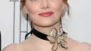Emma Stone juga menata rambut dengan gaya updo yang apik oleh penata gayanya, Mara Roszak. (Dia Dipasupil / GETTY IMAGES NORTH AMERICA / Getty Images via AFP)