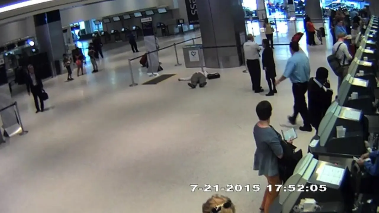 Video Staf United Airlines Dorong Lansia hingga Jatuh dan Pingsan